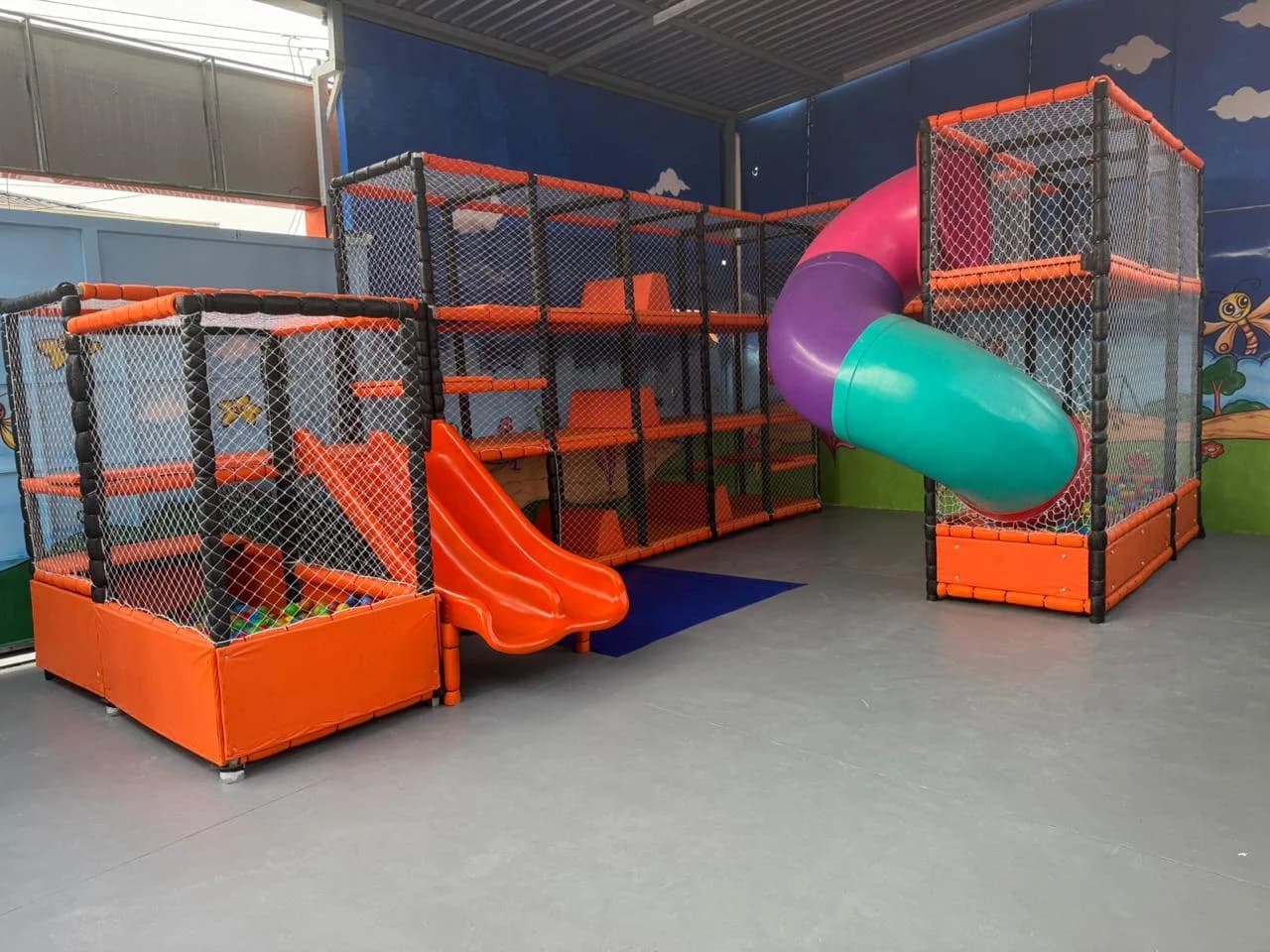 Espaço kids com brinquedoteca e escorregador