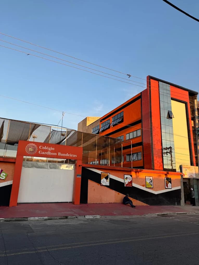 Fachada do colégio ao entardecer