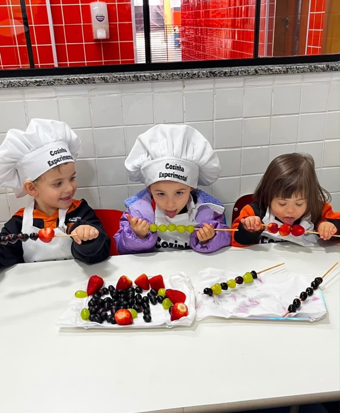 Alunos participando da cozinha experimental
