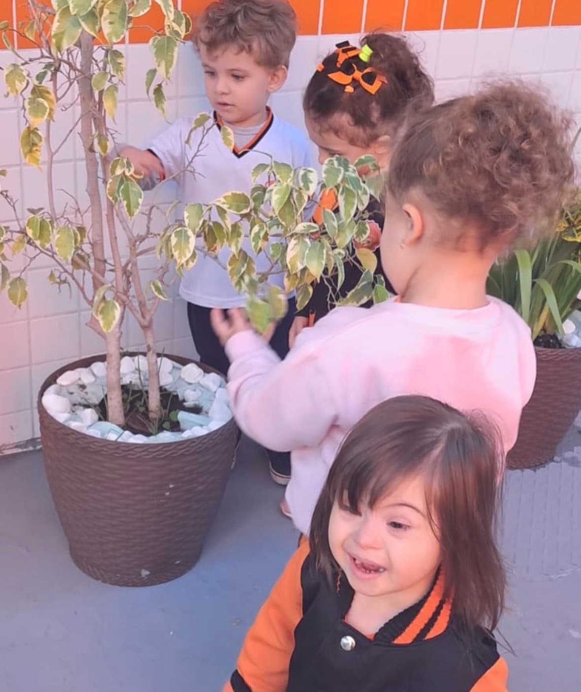 Alunos da educação infantil em atividade de jardinagem