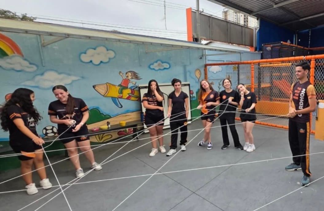 Alunos do ensino médio em dinâmica em grupo