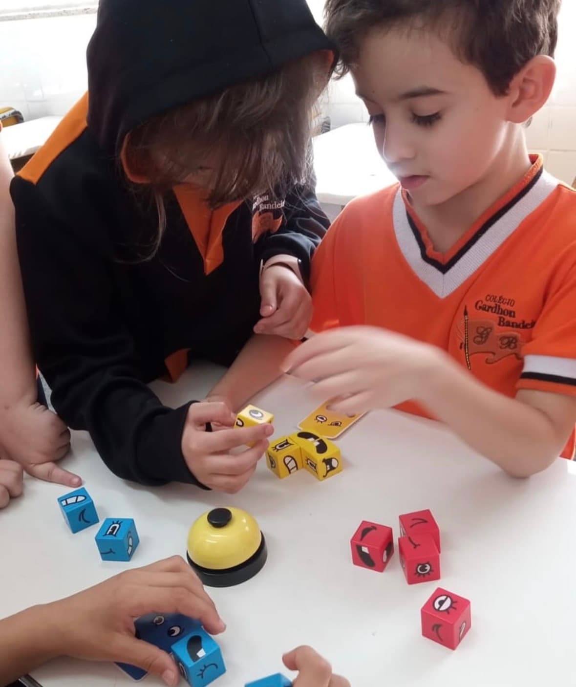 Alunos jogando com dados coloridos em sala